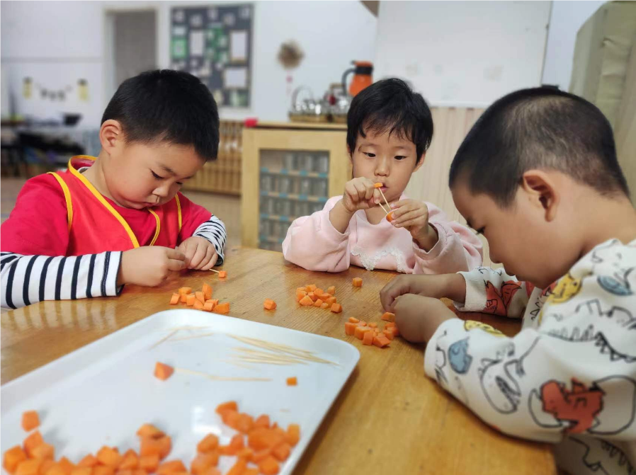 【课程故事】从幼儿园小班“卷”起来——记北京市昌平区幼师第五实验幼儿园主题探究活动《食物真好吃》-幼师课件网第32张图片