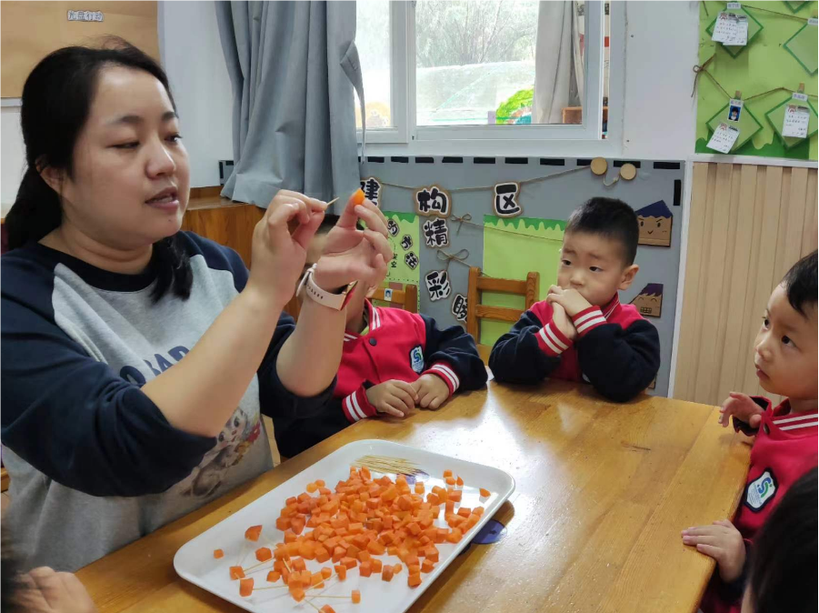 【课程故事】从幼儿园小班“卷”起来——记北京市昌平区幼师第五实验幼儿园主题探究活动《食物真好吃》-幼师课件网第31张图片