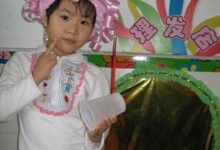 幼儿园理发店中的劲爆炫酷假发套-幼师课件网