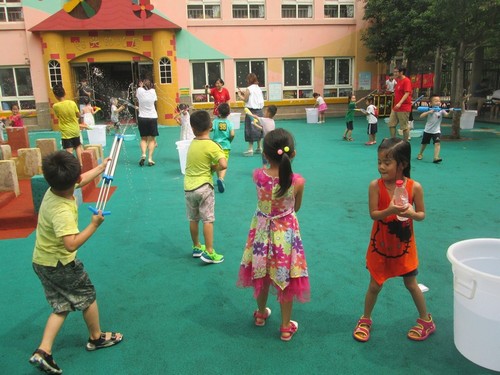 幼儿园中班主题活动：“疯狂”的水枪——济南市阳光幼儿园富翔天地园夏季特别活动-幼师课件网第3张图片