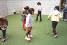 幼儿园中班体育游戏：踩高跷-幼师课件网