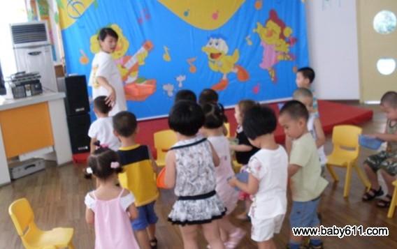 幼儿园小班科学优活动案：颜色孩子对对碰-幼师课件网第1张图片