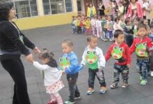 小班的体育教案《小青蛙捉害虫》（双脚并拢跳、平衡能力）-幼师课件网