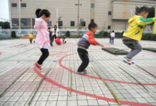 中班协调性体育游戏—玩竹竿-幼师课件网