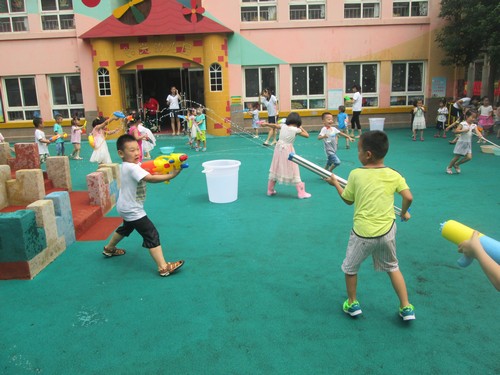 幼儿园中班主题活动：“疯狂”的水枪——济南市阳光幼儿园富翔天地园夏季特别活动-幼师课件网第1张图片