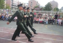 大班国防教育教案：《学做解放军》-幼师课件网