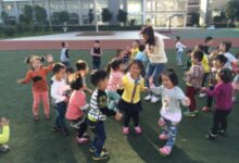 小班体育活动《开心跳跳糖》 | 锻炼技能：双脚跳-幼师课件网