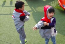 小班健康活动 | 《小肚皮捉迷藏》，塞好衣服不感冒-幼师课件网