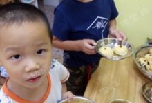 小班幼儿自主性 | 让吃饭喝水变成孩子自主愿意去做的事-幼师课件网