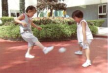 小班抛接体育游戏--报纸变变变-幼师课件网