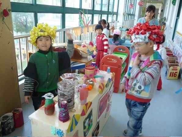 幼儿园理发店中的劲爆炫酷假发套-幼师课件网第6张图片