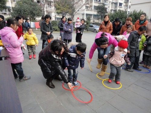 幼儿园亲子游戏：踩圈圈-幼师课件网第2张图片