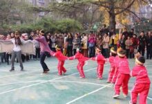 小班体育游戏《老鹰捉小鸡》（学会躲闪、行动敏捷性）-幼师课件网