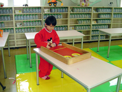 幼儿园小班健康活动：小球进洞-幼师课件网第3张图片