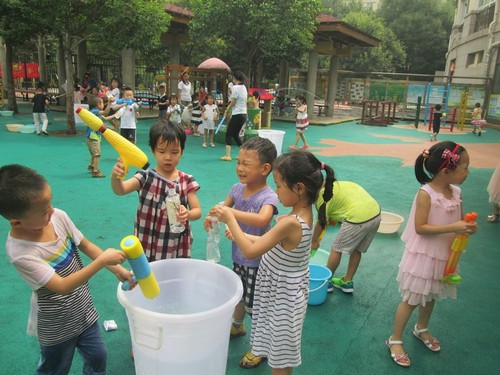 幼儿园中班主题活动：“疯狂”的水枪——济南市阳光幼儿园富翔天地园夏季特别活动-幼师课件网第2张图片