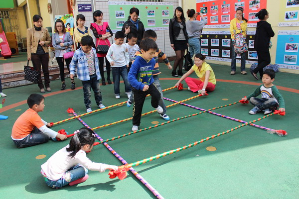 幼儿园大班体育游戏：跳竹竿-幼师课件网第1张图片