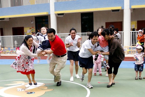 幼儿园亲子游戏：抬花轿-幼师课件网第1张图片