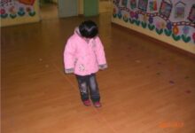 幼儿园托班体育游戏：我是杂技演员走钢丝-幼师课件网