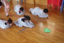 幼儿园体育游戏：我学蚕孩子-幼师课件网