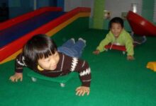 中班协调性体育游戏—玩滑板-幼师课件网