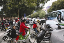 家长接娃车堵住幼儿园 附近交通堵塞成为重灾区-幼师课件网