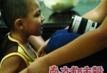 睡觉吵闹被老师赶出教室 男童哭求良久路人不忿-幼师课件网