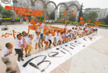 红灯笼、泥娃娃组成会徽 河北小朋友为奥运-幼师课件网