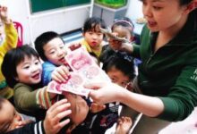幼儿园4岁男童模仿父母