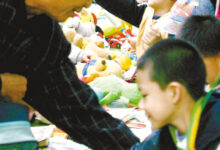 幼儿园300小朋友义卖献爱心 三天筹得近5000元-幼师课件网