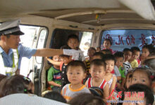 河南：慈爱幼儿园不“慈爱”接送校车像“牢笼”-幼师课件网