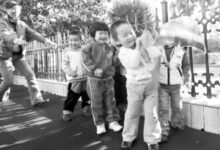 沈阳某幼儿园的70多名小朋友学武健身 扛大刀-幼师课件网