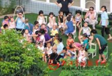 观测日全食 老师戴护目镜 小朋友裸眼看天空-幼师课件网