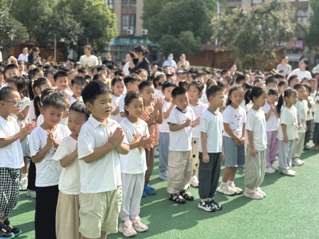 【西幼记·水帘动态】翻越成长之峰,点亮童年时光——西林幼儿园2025年特色迎新活动纪实-幼师课件网第15张图片