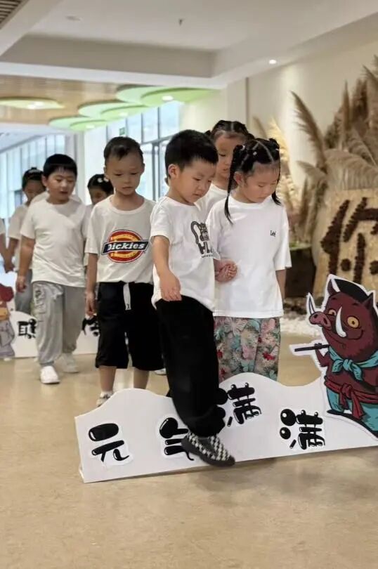 【西幼记·水帘动态】翻越成长之峰,点亮童年时光——西林幼儿园2025年特色迎新活动纪实-幼师课件网第11张图片