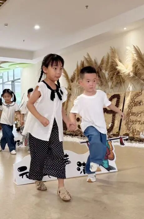 【西幼记·水帘动态】翻越成长之峰,点亮童年时光——西林幼儿园2025年特色迎新活动纪实-幼师课件网第10张图片